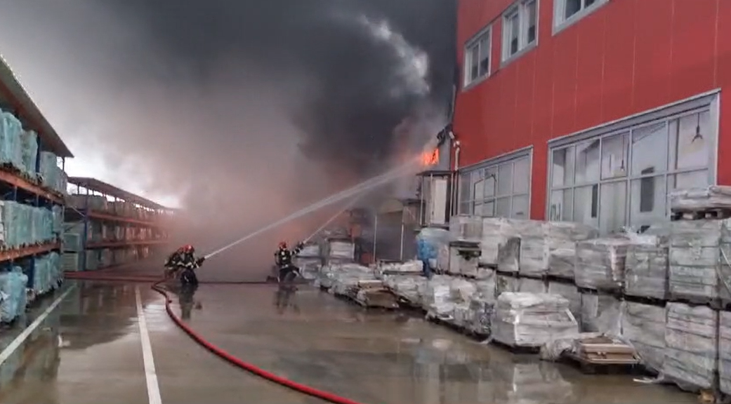 Incendiu major la o fabrică din Craiova! Mesaj RO-Alert pentru locuitori, pompierii luptă de ore bune cu flăcările uriașe