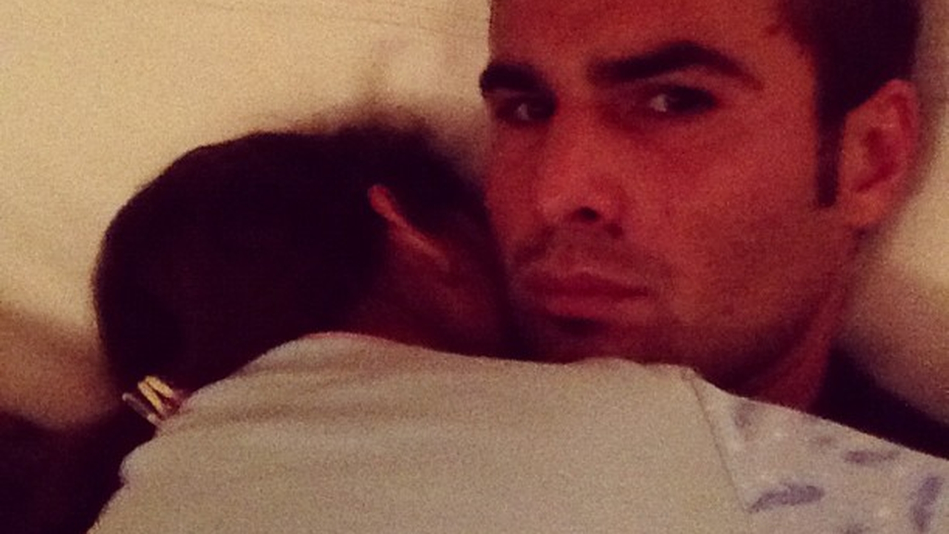 Poti sa ghicesti cine doarme la pieptul lui Adrian Mutu? Indiciu: nu este Consuelo!
