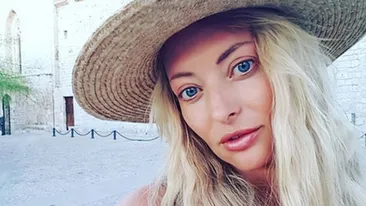 DELIA şi-a făcut o poză în camera, dar un detaliu intim a apărut în peisaj! Este vorba despre o jucărie... sexuală!