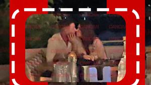 Povestea de dragoste de la Insula Iubirii continuă la Hiro! Cum i-am surprins pe Iustina și Cornel.  S-au sărutat tandru, la lumina lumânărilor!