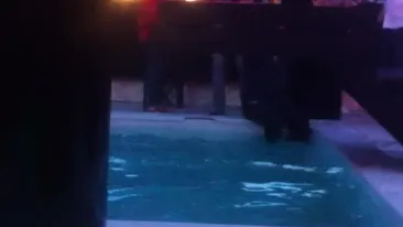Caldura mare, distractie pe masura! A petrecut de mama focului in club, apoi a cazut in piscina!