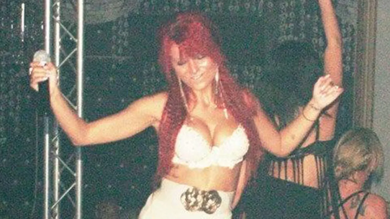 Sylvia a incins masculii cu tinuta ei! Artista s-a imbracat pe scena ca o dansatoare la bara! Imagini fierbinti