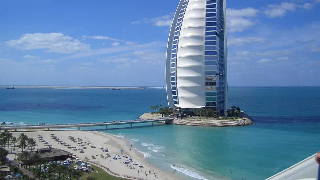 Asa ceva nu s-a mai vazut pana acum! Un indian si-a construit propriul Burj Al-Arab! Uite cum arata