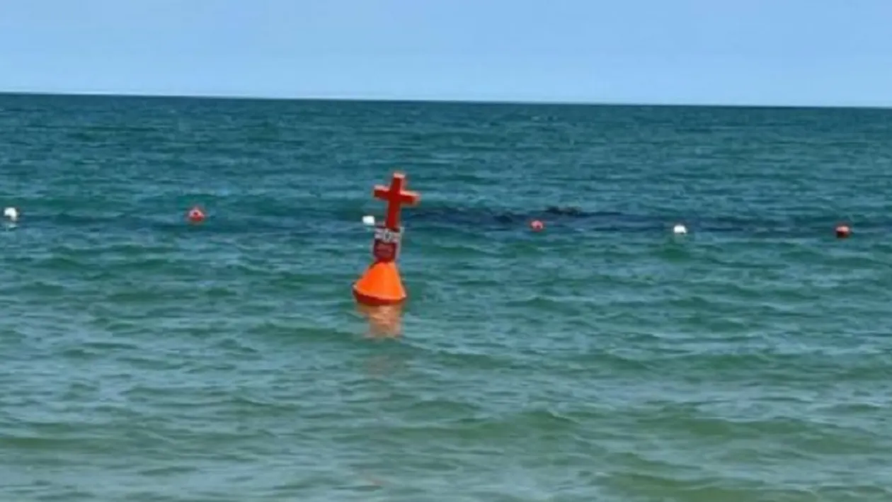 Geamanduri sub formă de cruce cu numărul morților, montate pe litoralul românesc