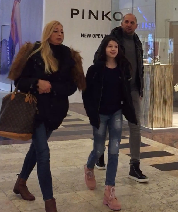 Vasile Miriuță și familia sa pleacă din mall
