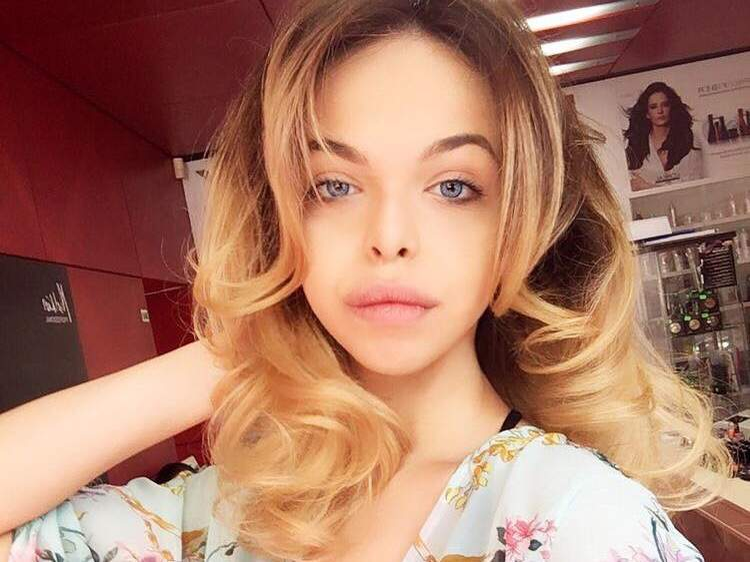 Barbie de România a pozat topless într-un avion de lux. Ce răspuns i-a dat unei prietene care i-a lăsat un comentariu sincer