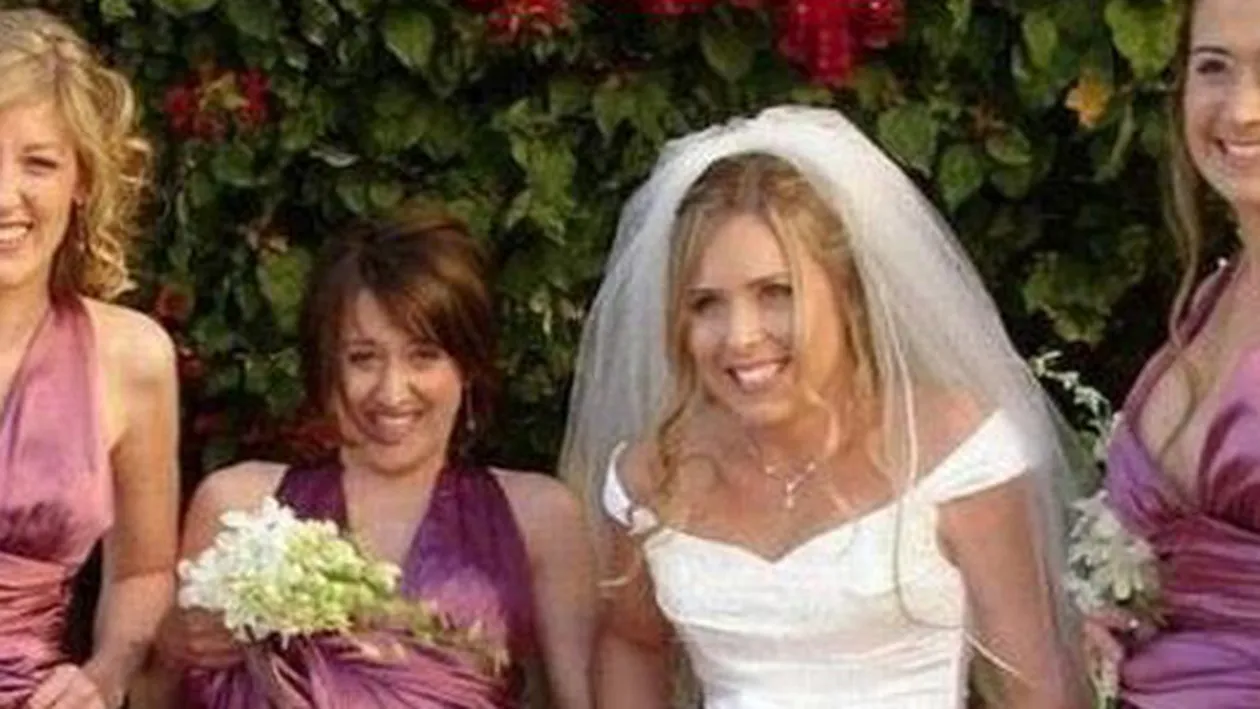 L-au socat pe fotograf! Mireasa si domnisoarele de onoare si-au ridicat rochiile in fata aparatului! Vezi ce ascundeau sub