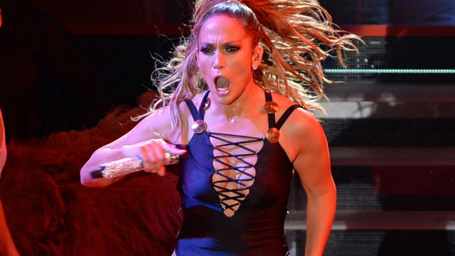 JENNIFER LOPEZ, poziţii provocatoare pe scenă! Cântăreaţa şi-a arătat zonele intime în timpul unui concert