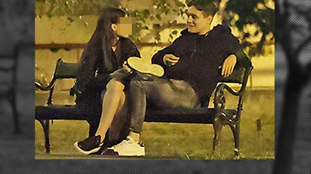 La ”vrăjeală” pe băncuță, în miez de noapte! Aris, fiul Andreei Esca, ”furat” de o puștoaică în Herăstrău