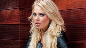 O blonda celebra din showbizz si-a schimbat culoarea parului. Vezi aici cum arata Roxana Nemes bruneta!