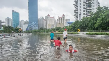 Cel puțin 21 de morți,zeci de mii de oameni evacuați în urma inundațiilor din zona orașului Jakarta, Indonezia