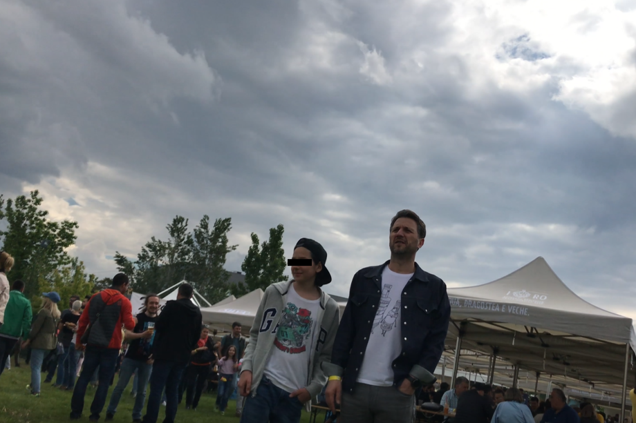 Andi și fiul său cel mare au priviti nehotărâți în zare... la marea de burgeri!
