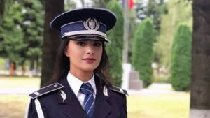 Arată ca o păpușă! Tânără polițistă, diagnosticată cu leucemie acută. A mers să-și facă analizele crezând că are COVID-19