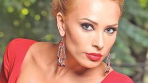 Iulia Vantur, asaltata in culisele emisiunii "Dansez pentru tine"! Vezi aici cine a facut tot posibilul sa se pozeze cu blonda!