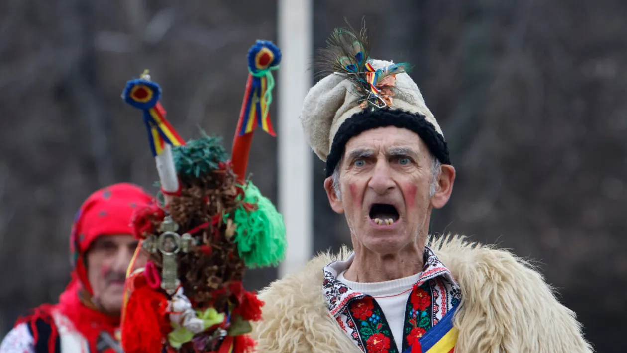 De la colaci și mere la boxă și YouTube. Cum arată colindatul în 2025, de la sat la urban și la satul global