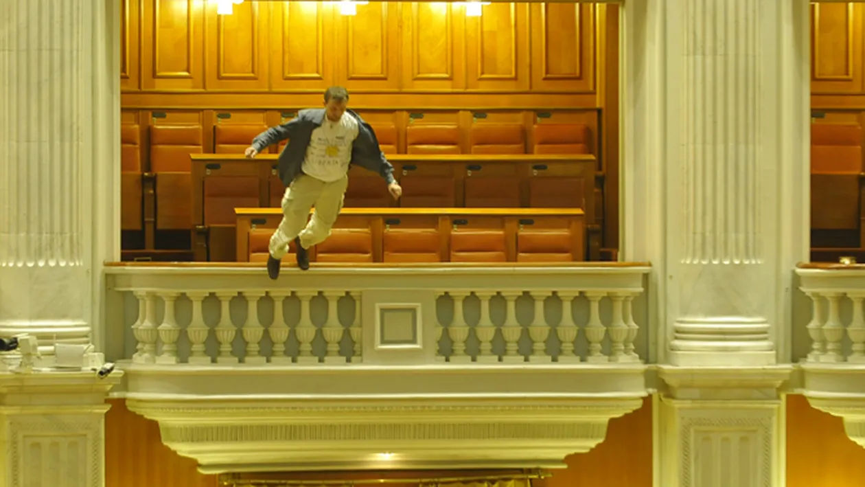 Mama barbatului care s-a aruncat din Loja Parlamentului: Ce a facut el, nu e doar pentru el, ci pentru toata lumea