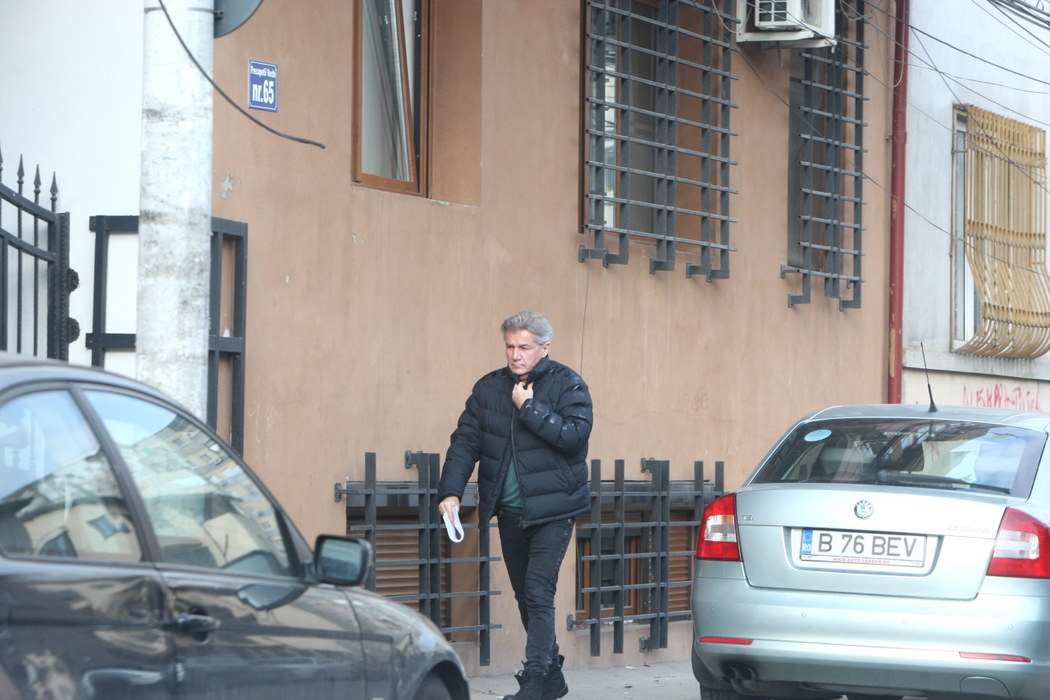 Frigul de afară l-a făcut pe Bittman să-și strângă haina la gât