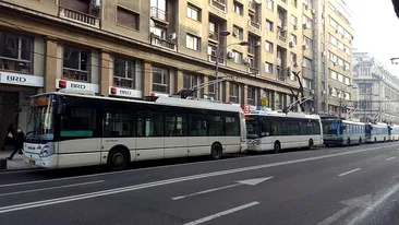 Haos în Bucureşti! Zeci de troleibuze blocate pe mai multe bulevarde din cauza unei pene de curent