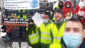 Ei sunt inimoșii care vând zacuscă și dulceață în centrul Craiovei ca să strângă bani pentru familiile nevoiașe