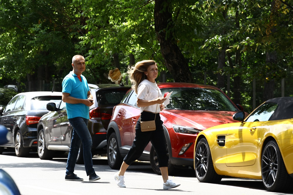 Simona Halep și șoferul ei în timp ce se îndreptau spre bolidul de lux