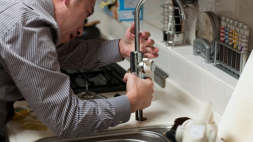 Ce a păţit un român, după ce a chemat instalatorul? Ce s-a întâmplat după fix 4 ore