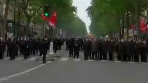 Violenţe la marşul de la Paris de 1 mai. Oamenii protestează împotriva extremistei Marine le Pen