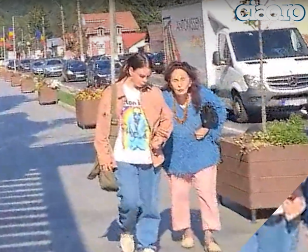 Adriana Iliescu și Eliza, pe stradă în Bușteni / Foto: CIAO