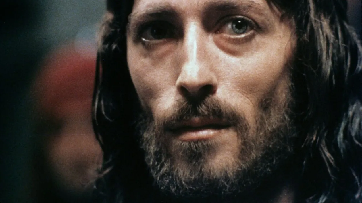 Ce face și cum arată Robert Powell, actorul din „Iisus din Nazaret”. Ce spune despre filmul care l-a făcut celebru