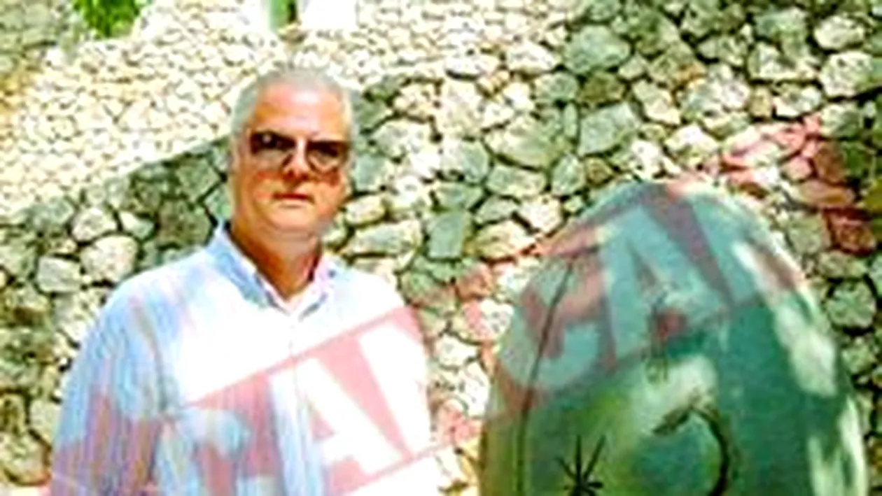 Nastase admira sculpturile sexoase