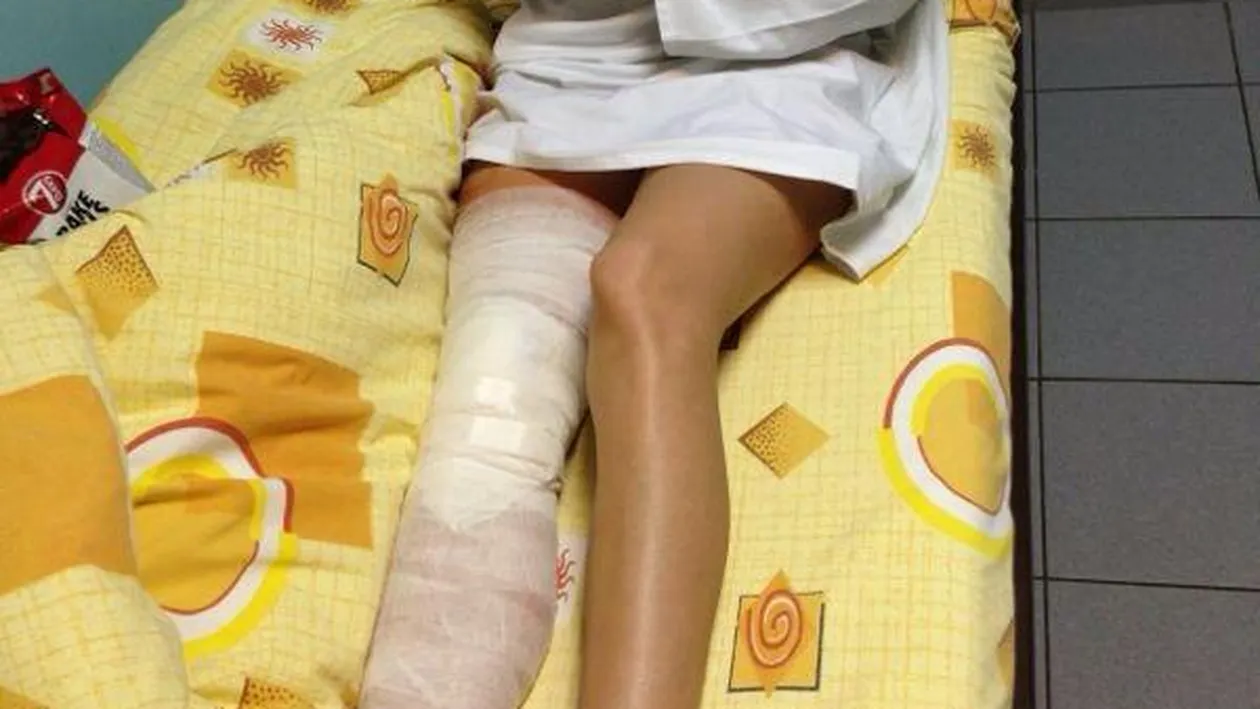 A luat-o pe urmele concurenţilor de la Dansez. Coregrafa Cocuţa, pe patul de spital, cu branulă în mână şi cu genunchiul operat