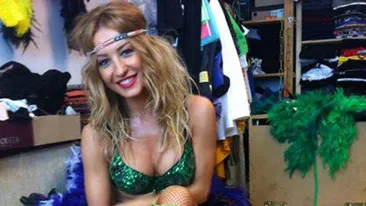 Esti curios sa vezi cum arata asistenta lui Razvan si Dani in costum de baie? Iata imaginea care te va face sa suspini dupa blonda