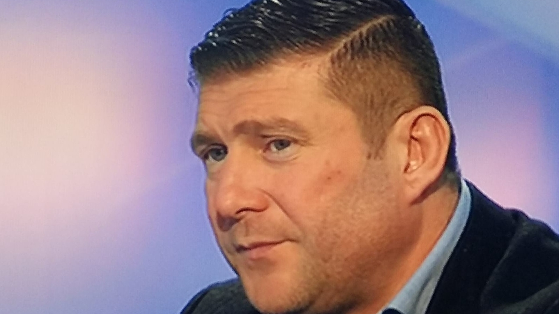 Omul temutului Şefu' i-a aruncat căţeluşul pe fereastră amicei lui