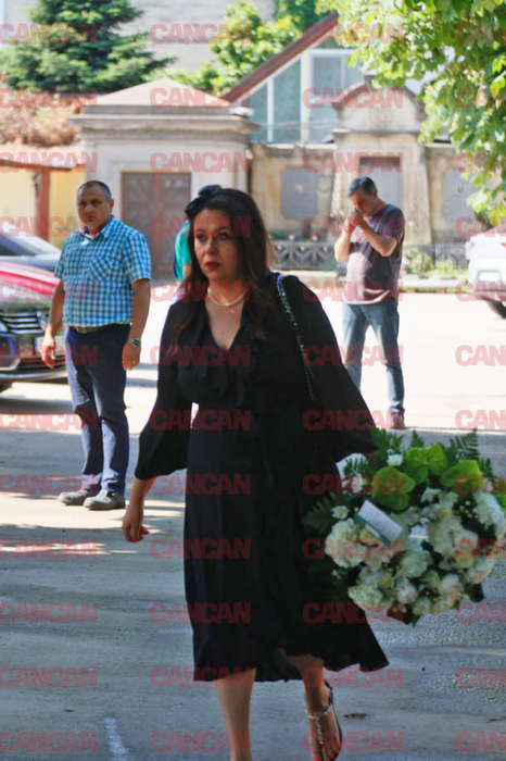 Cum a apărut Oana Roman la slujba în memoria lui Stephan Pelger. O mulțime de vedete, prezente la cimitir. FOTO EXCLUSIV