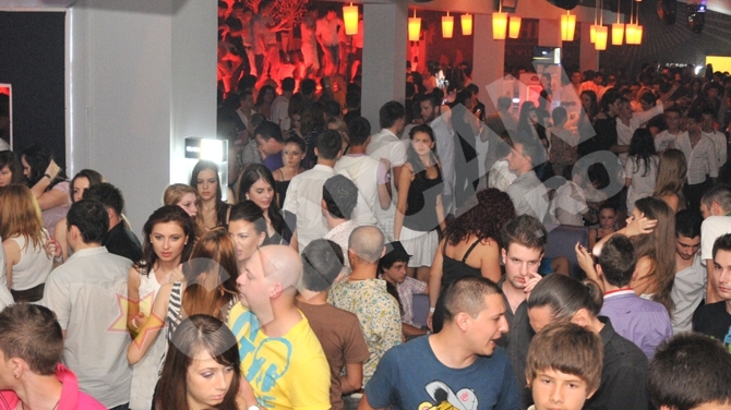 Guess Who a cantat pentru elevii care au picat BAC-ul