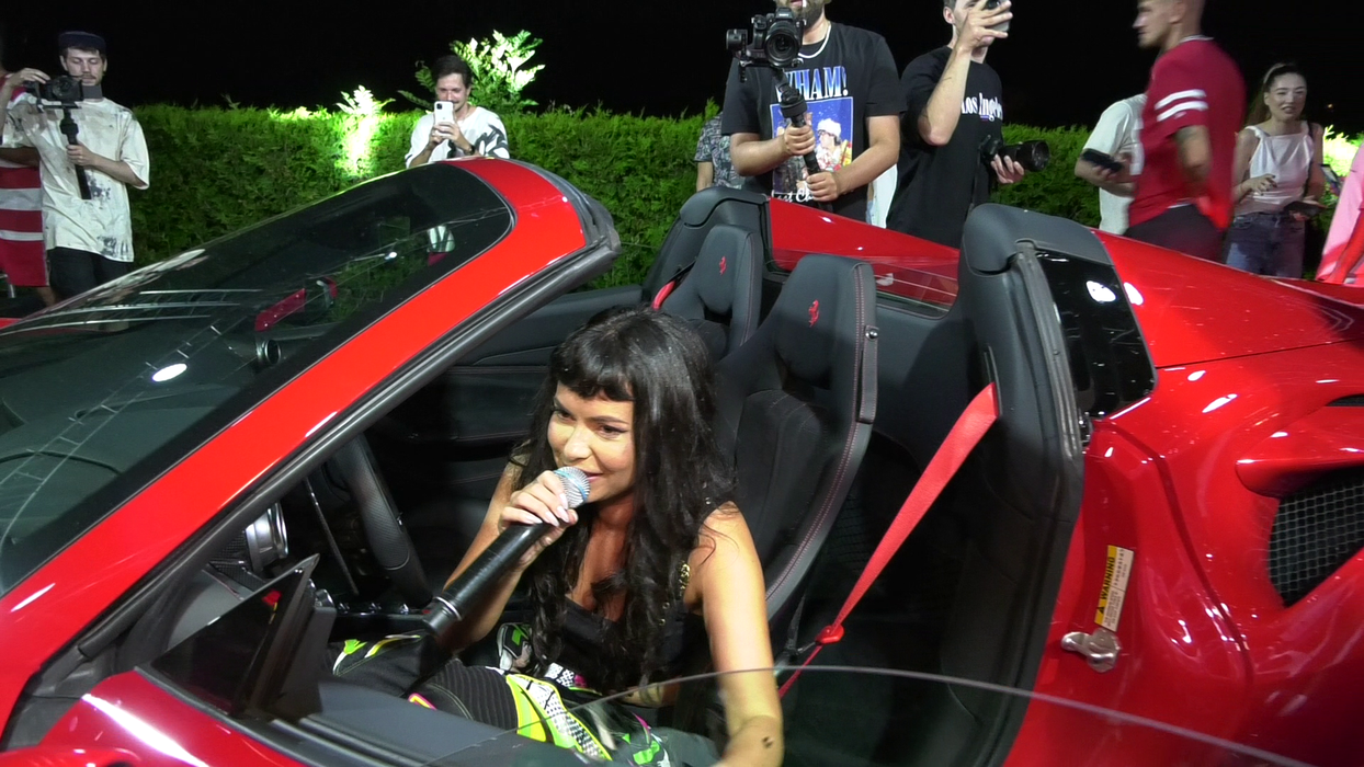 Inna, în seara în care a primit cadoul de la Global Records