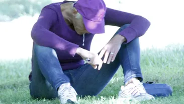 N-o sa-ti vina sa crezi cum a ajuns nevasta unui mare actor – Bea ca boschetarii in parc