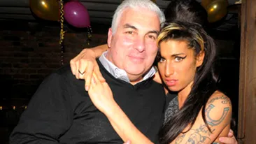 Tatal lui Amy Winehouse socheaza: Vorbesc cu spiritul fiicei mele!