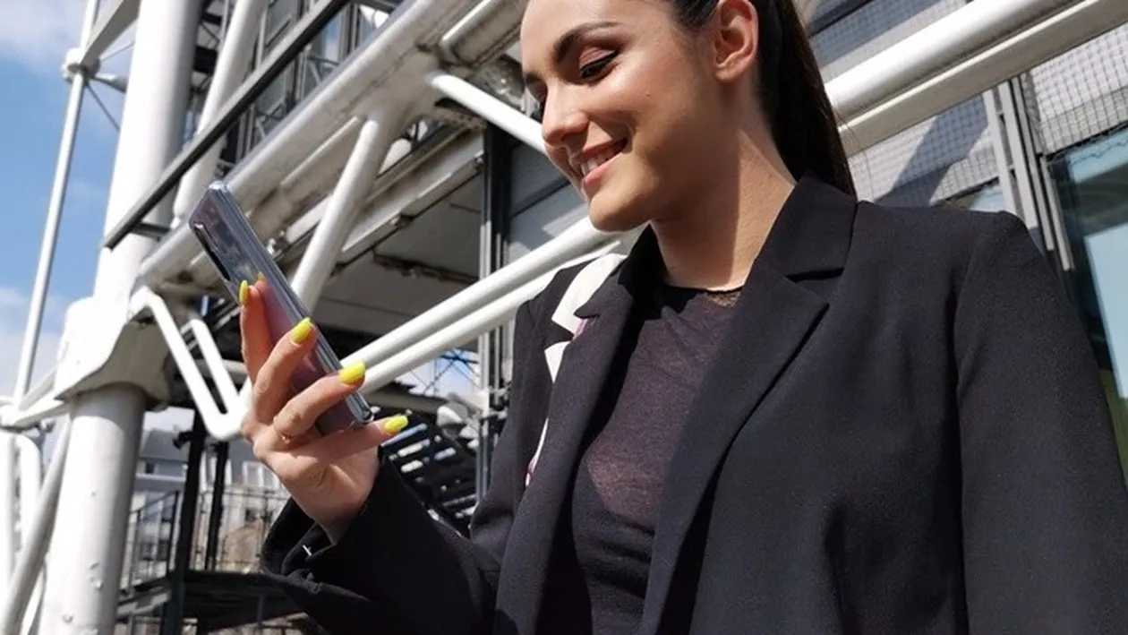 Nu ai fi zis! Ce telefon mobil are Alexia Eram, fiica Andreei Esca. Câți lei costă