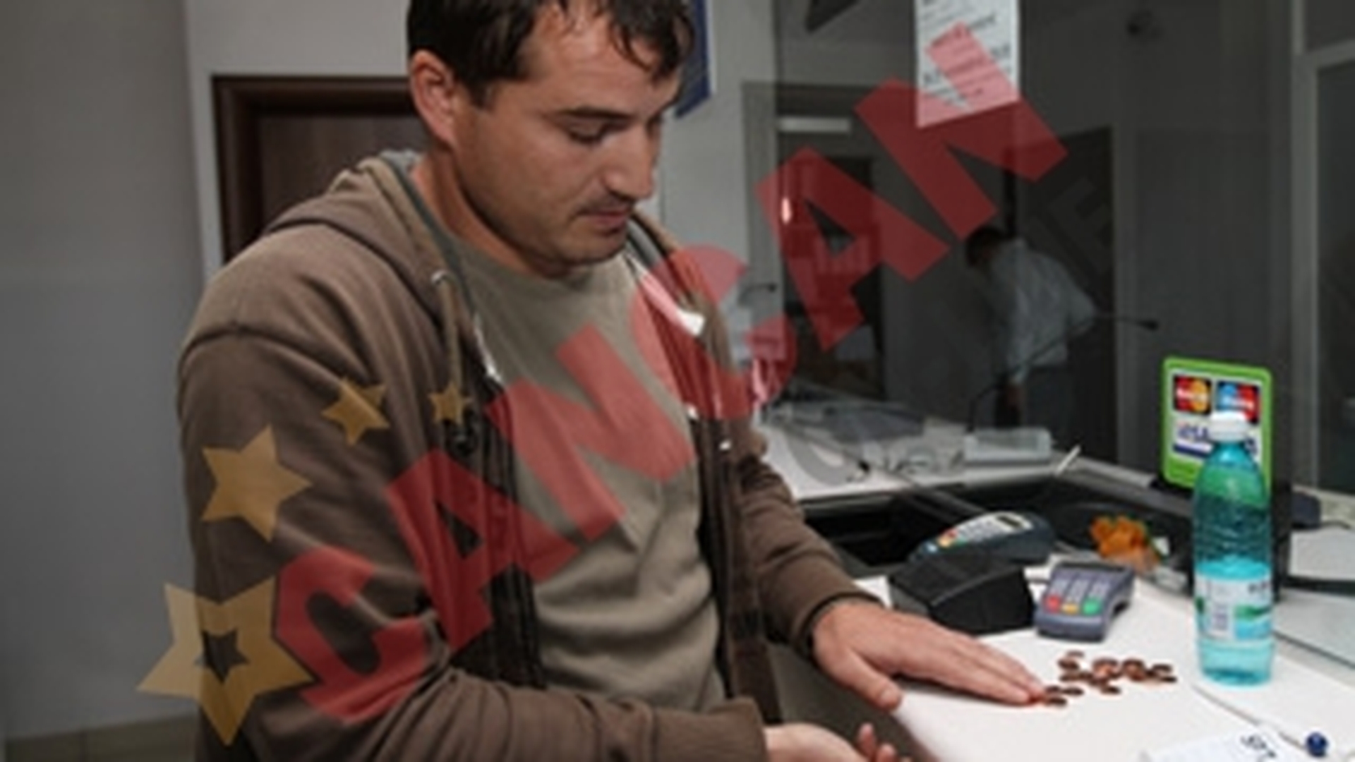 Tanarul care si-a achitat amenda de 1000 de lei cu monede de 5 bani s-a dus sa plateasca diferenta!