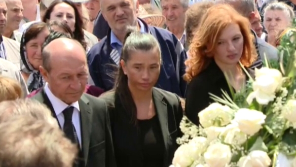 Transformare socanta a Elenei Basescu! Medicii explica ce s-a intamplat cu mezina fostului presedinte dupa ce a aparut ASA