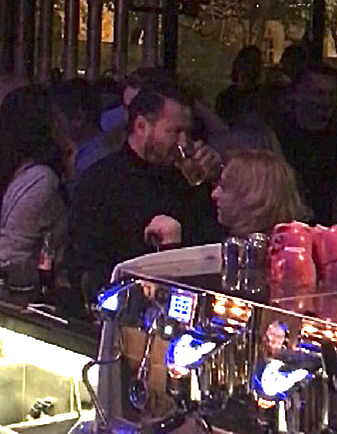 Fostul senator Cici a tăbărât pe iubita lui într-un bar