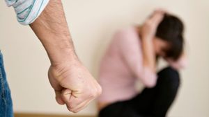 Regele infracțiunilor din Cernavodă și-a bătut joc de soția lui! A bătut-o măr, apoi a pus-o în genunchi! Și nu a fost totul