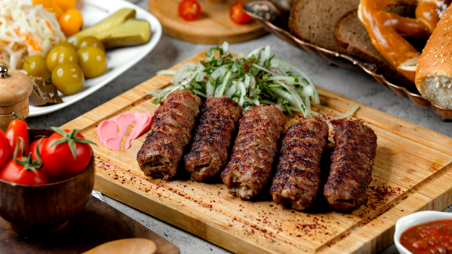 Nu e o glumă! Cât costă o porție de mici cu muștar, pâine și cartofi prăjiți la restaurantul lui Constantin Enceanu
