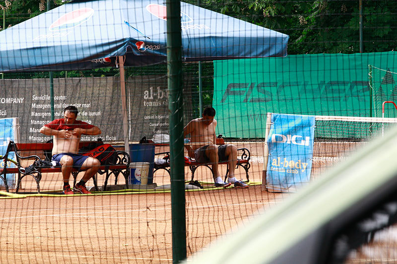 Cei doi foşti fotbalişti nu s-au grăbit să se îmbrace, semn că partida de tenis i-a istovit
