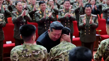Ipostaza șocantă în care a fost surprins Kim Jong Un: a înghenuncheat în fața unui soldat