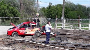 Un tânăr din Dej și-a văzut moartea cu ochii! Mașina în care era a fost spulberată de un tren