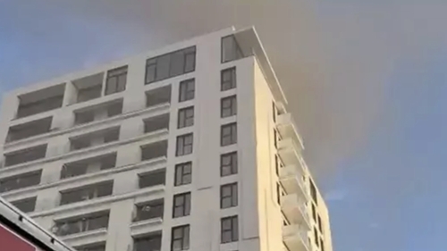 Incendiu violent într-un bloc de 11 etaje din București! 17 persoane au ajuns la spital