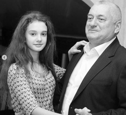 Olga Verbițchi, îngenuncheată de moartea bunicului ei: “M-am trezit plângând și aș fi vrut să fie un vis”. Câștigătoarea de la X Factor i-a adus un tribut emoționant | VIDEO