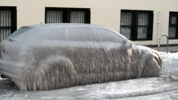 Ce s-a intamplat dupa ce a aruncat apa FIERBINTE peste parbrizul inghetat!