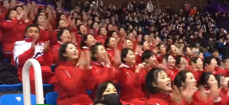 VIDEO. Majoretele trimise de Kim Jong Un la Jocurile Olimpice de Iarnă interpretează o melodie cu influențe românești. În 1971, prezent în Coreea de Nord, Nicolae Ceaușescu…
